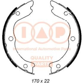 Achetez des Mâchoires de frein à main IAP QUALITY PARTS 705-13100 à prix pour 78,85 €